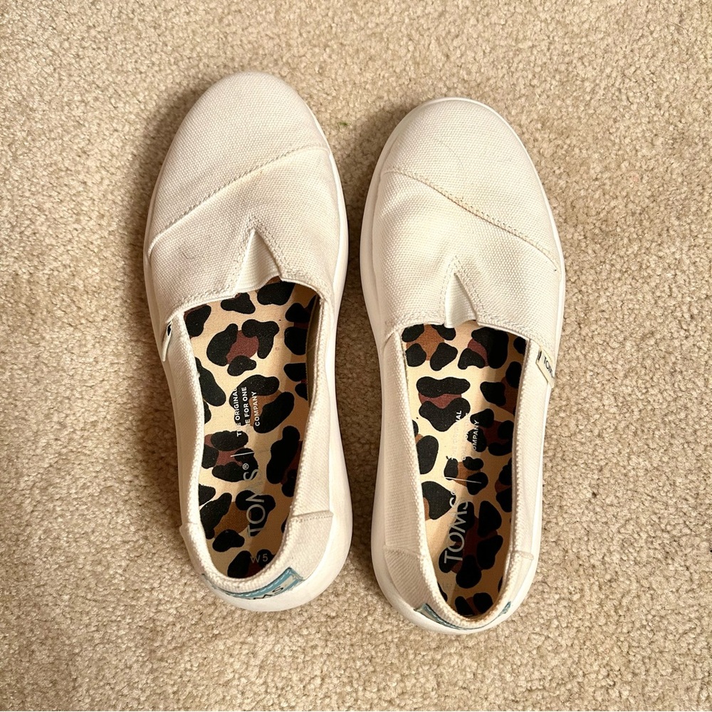 Women’s White Toms Size 5